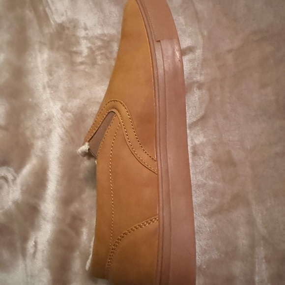 Deer Stags men’s slip ons. Caramel/wheat/cognac color. Size 9. - Picture 16 of 16